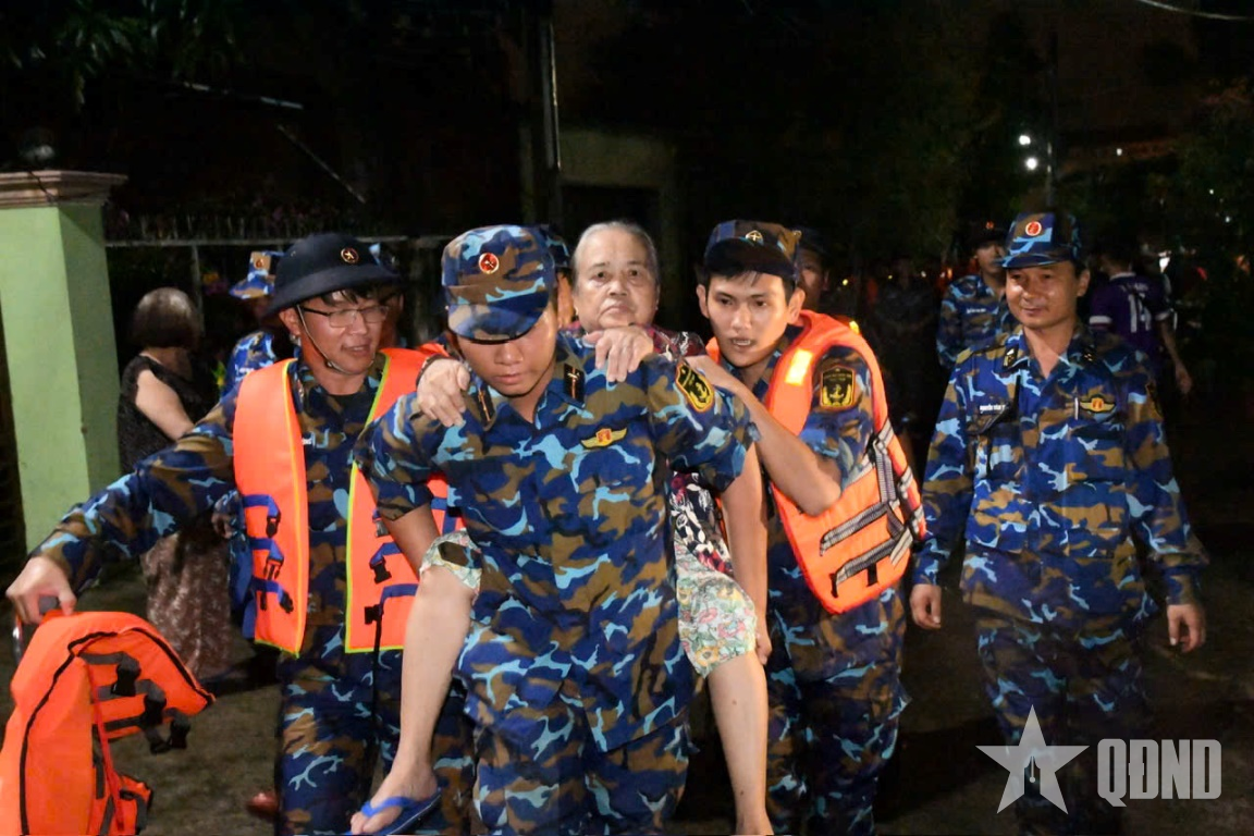 Lữ đoàn 681: Xuyên đêm hỗ trợ nhân dân di dời khỏi khu vực ngập sâu